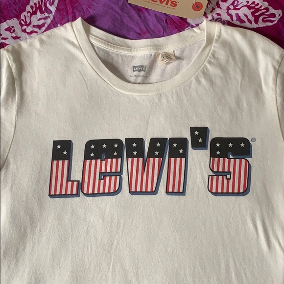 🥰 2/$25 Levi’s patriotic tee - Picture 2 of 3